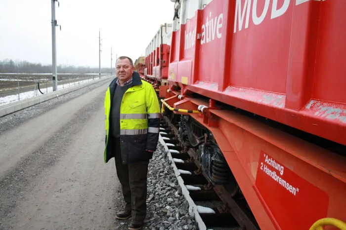 Das Material wird mit Zügen von Feldbach nach Wettmannstätten transportiert und dann auf Lastwägen umgeladen. Verantwortlich dafür: Wolfgang Litschauer.