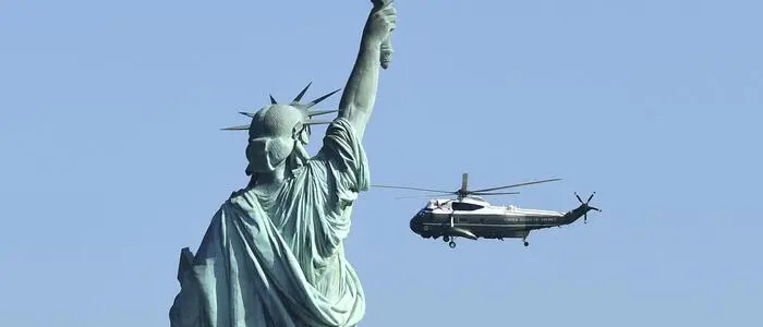 Marine One, Donald Trumps Präsidentenhubschrauber, fliegt an New Yorks Freiheitsstatue vorüber