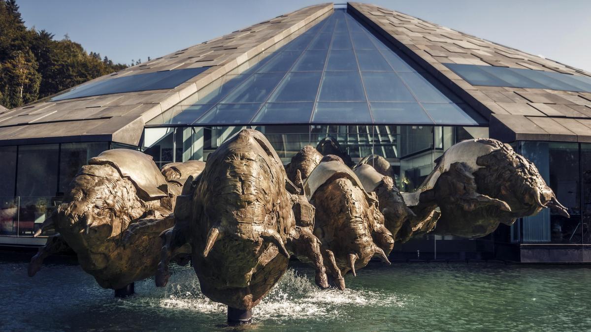 Die Bullen von Jos Pirkner vor der Red-Bull-Zentrale in Fuschl am See