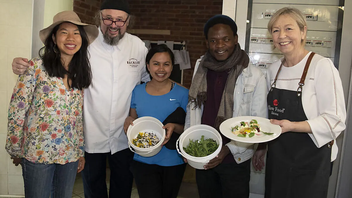 Gottfried Bachler (zweiter von links) bei den Akademischen Tischen gemeinsam mit den Studenten