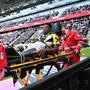 Moses Usor wurde gegen Salzburg mit der Trage vom Feld gebracht