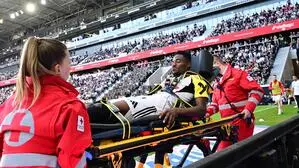Moses Usor wurde gegen Salzburg mit der Trage vom Feld gebracht
