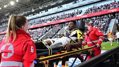 Moses Usor wurde gegen Salzburg mit der Trage vom Feld gebracht
