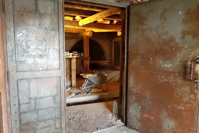 Blick in die Disco - der Boden ist aufgerissen, es wird gestemmt.