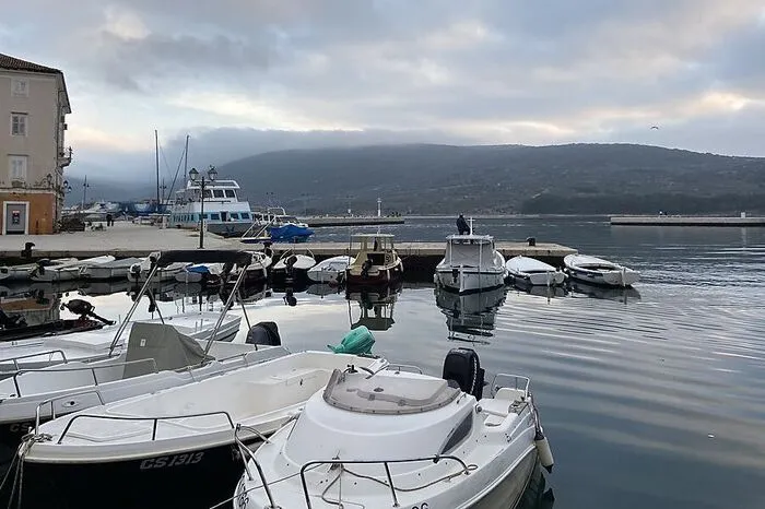 Im Sommer touristischer Anziehungspunkt der Insel, gehört der Ort Cres im Winter ganz der einheimischen Bevölkerung, und die ist mehr drinnen als draußen.