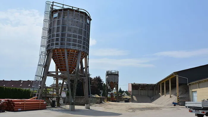 Der hintere Salzsilo wird abgerissen und ein größerer errichtet