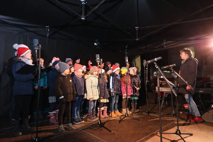 Für weihnachtliche Klänge sorgte dieser Chor