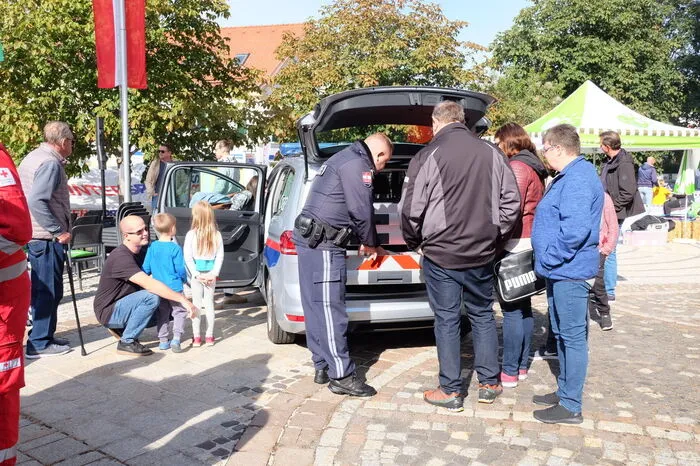 Ein Publikumsmagnet waren die Einsatzfahrzeuge von Polizei, ...