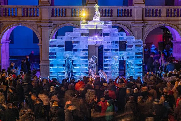 Anschließend an die Illuminierung des Baums wurde auch die Eiskrippe im Landhaushof eröffnet.