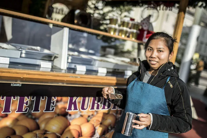 Marktfrau Kesorn Prasongsuk verkauft geröstete Kürbiskerne in verschiedenen Geschmacksrichtungen.