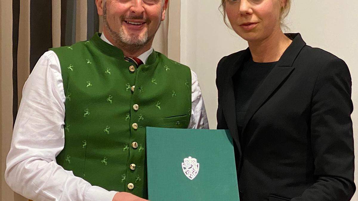 Ewald Haingartner mit Bezirkshauptfrau Nina Pölzl