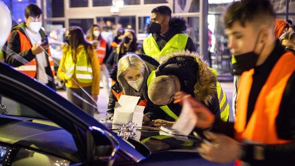 Luftballons werden mit Bändern und kleinen Botschaften bestückt