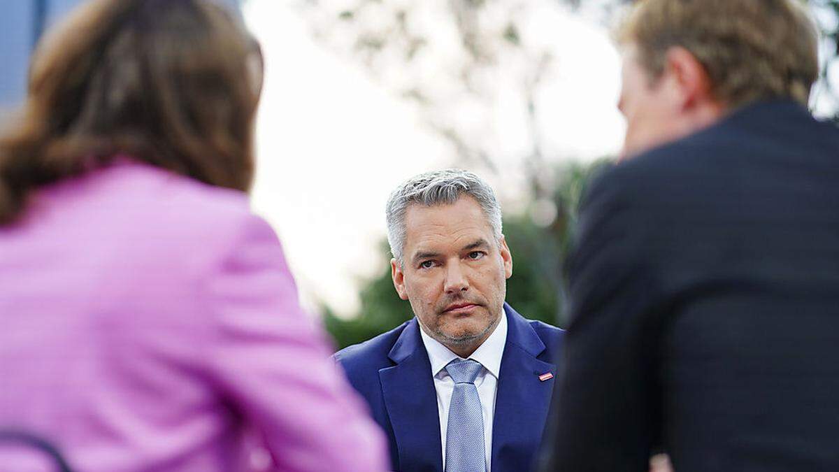 Kanzler Karl Nehammer beim ORF-Sommergespräch mit Julia Schmuck und Tobias Pötzelsberger