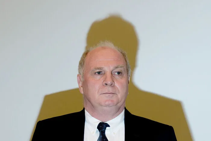 Jahrzehnte nach seiner aktiven Laufbahn kam Uli Hoeneß ins Visier der Justiz und landete 2014 wegen Steuerhinterziehung vor Gericht. Hoeneß trat von seinen Ämtern zurück, eine Haftstrafe an und wurde nach rund sechs Monaten auf Bewährung freigelassen.