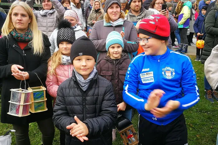 Etwa 600 Menschen kamen um ihn und die Petition "Rettet die Kinderstation Stolzalpe" zu unterstützen.