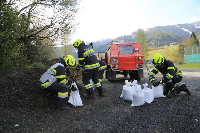 Alle Hände voll zu tun hatten die Feuerwehren Bischoffeld, Seckau, Sachendorf, Apfelberg, Spielberg, Knittelfeld, Betriebsfeuerwehr ATB Spielberg und Flatschach ...