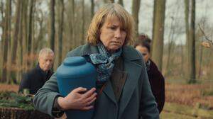 Das traurigste Begräbnis der Filmgeschichte: Corinna Harfouch in „Sterben“ im Bestattungswald