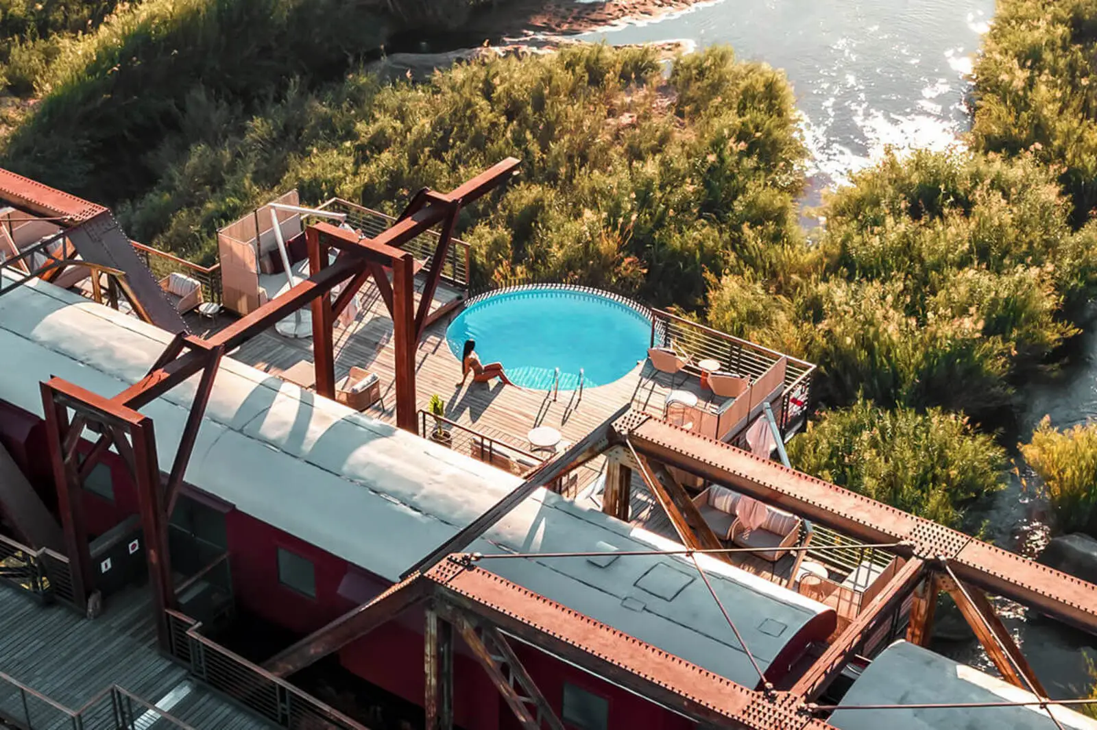 Waggons und Pooldeck im „Kruger Shalati“