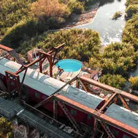 Waggons und Pooldeck im „Kruger Shalati“