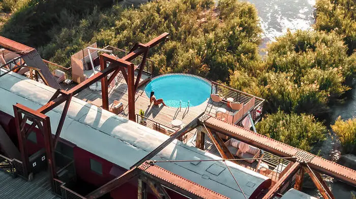 Waggons und Pooldeck im „Kruger Shalati“