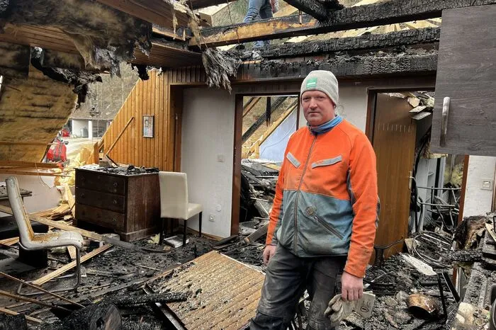 Bauer Christian Huber, eine Lebensgefährtin, seine Eltern Elfriede und Karl sowie Oma Auguste konnten rechtzeitig aus dem Wohnhaus fliehen.