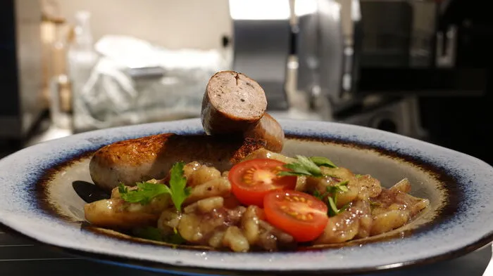 Die Bison-Trüffelbratwurst wird von Druschowitz mit selbstgemachtem Kartoffelsalat angerichtet – 12,90 Euro macht das Gericht aus.
