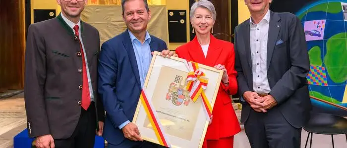 AddIT-GF Dieter Jandl (2. v. l.) und Atos-Österreich-CEO Johann Schachner (rechts) wurden von den LH-Stellvertretern Martin Gruber und Gaby Schaunig ausgezeichnet