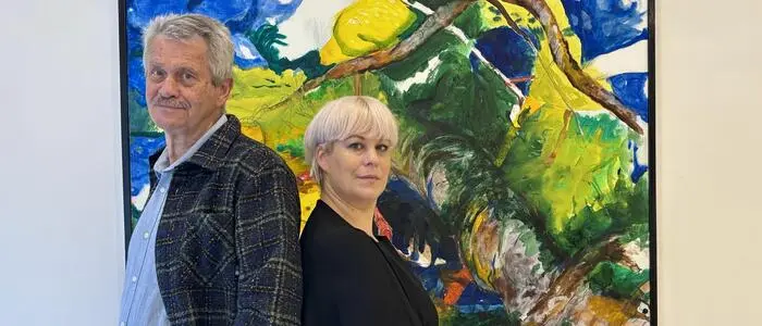 Zwei Generationen, zwei kreative Handschriften: Walter und Marlen Sabetzer zeigen in der Stadtgalerie Deutschlandsberg, wie sich Malerei und Mode gegenseitig inspirieren
