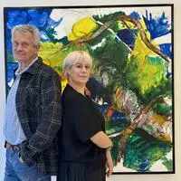 Zwei Generationen, zwei kreative Handschriften: Walter und Marlen Sabetzer zeigen in der Stadtgalerie Deutschlandsberg, wie sich Malerei und Mode gegenseitig inspirieren