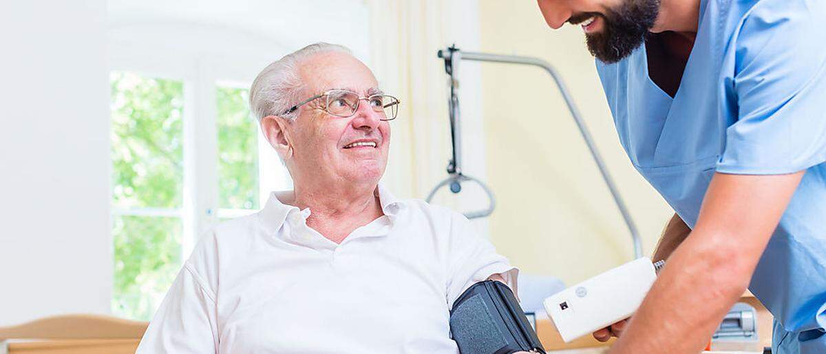 Der neue Beruf der Pflegefachassistenz soll den gehobenen Dienst entlasten – zum Beispiel Blutdruck messen oder Blut abnehmen dürfen die Pflegefachassistenten eigenverantwortlich