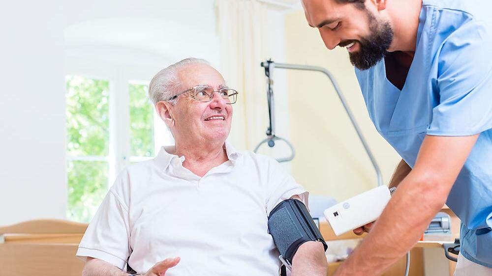 Der neue Beruf der Pflegefachassistenz soll den gehobenen Dienst entlasten – zum Beispiel Blutdruck messen oder Blut abnehmen dürfen die Pflegefachassistenten eigenverantwortlich