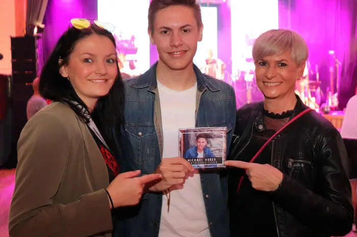 Der Feldkirchner Schlagersänger Michael Huber präsentierte seine neuestes Lied "Der Beste Moment", hier am Foto mit seiner Schwester und seiner Mutter.