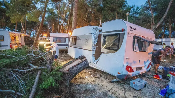 Ein Baum durchtrennte einen Wohnwagen auf einem Campingplatz in Istrien