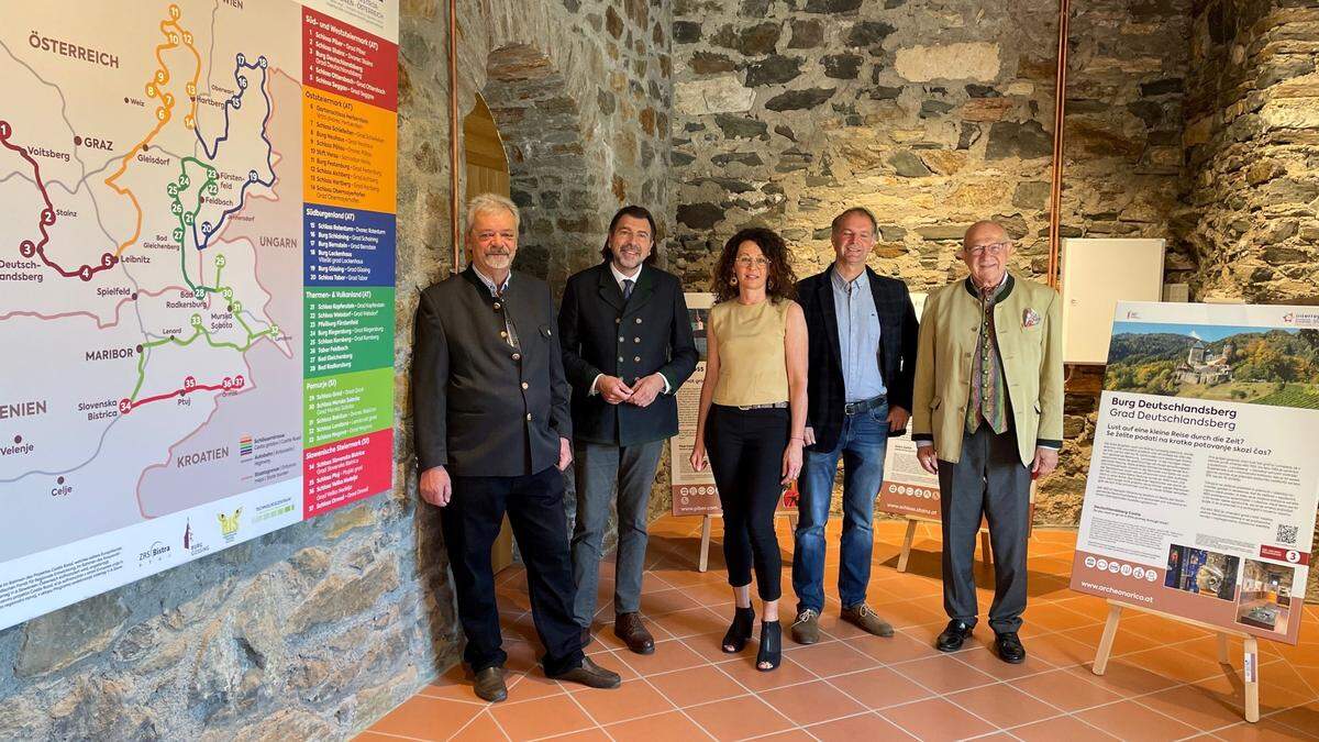 Museumskurator Anton Steffan, Bürgermeister Josef Wallner, Karoline Maritschnigg, Historiker Andreas Bernhard und Obmann der Schlösserstraße Andreas Bardeau (v.l.)