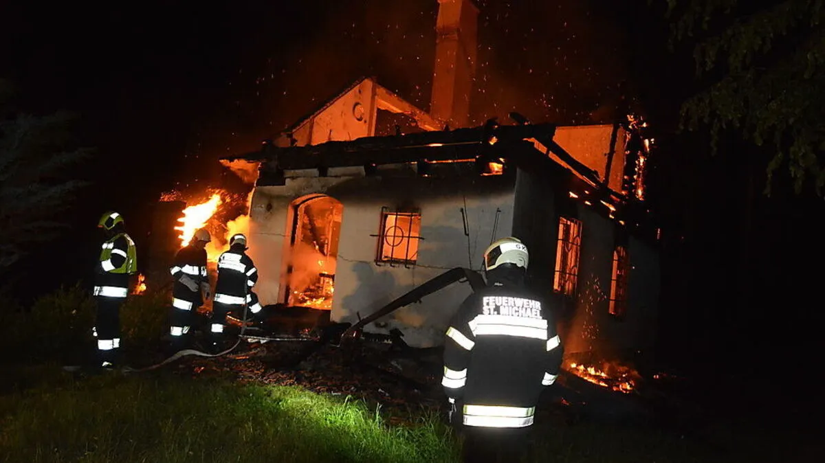 Das Haus stand beim Eintreffen der Feuerwehren bereits in Vollbrand
