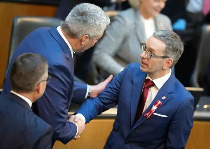 ABD0026_20241024 - WIEN - ÖSTERREICH: (v.l.n.r.) Karl Nehammer (ÖVP) und Herbert Kickl (FPÖ) am Donnerstag, 24. Oktober 2024, anlässlich der Konstituierenden Sitzung des Nationalrats im Parlament in Wien. - FOTO: APA/GEORG HOCHMUTH
