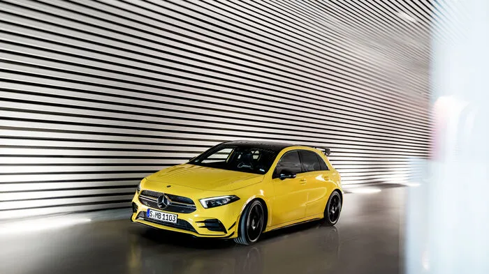 Der Einstieg in die Welt von AMG führt über die A-Klasse: Die Neuauflage des Krawall-Kompakten nennt sich A 35 4Matic, wird von einem 2-Liter-Vierzylinder-Turbomotor mit 306 PS und maximalen 400 Newtonmetern Drehmoment befeuert und stürmt in 4,7 Sekunden von 0 auf 100 km/h.