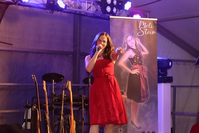 Schlagersängerin Meli Stein präsentierte sich an diesem Abend ebenfalls auf der St. Mareiner Musikbühne.