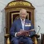 König Charles auf einem Stuhl im kanadischen Parlament während seiner Thronrede | König Charles III. sprach vor dem Parlament in Ottawa – ein Akt mit großer symbolischer Bedeutung