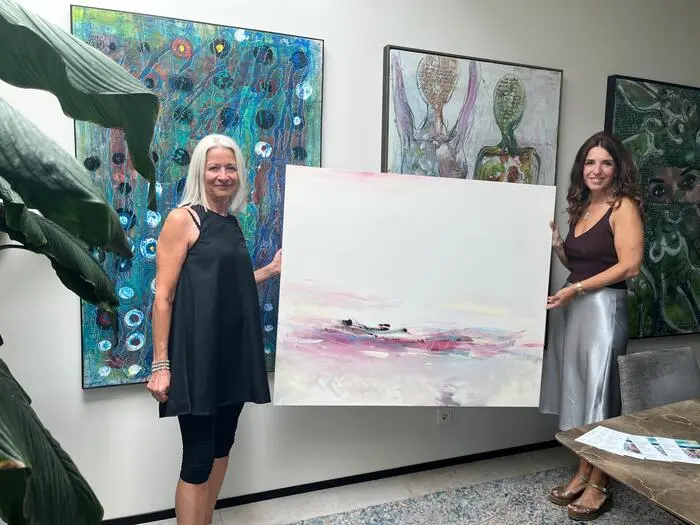 “Zwischen Himmel und Mensch“ lautet der Titel der Ausstellung von Sylvia Knaus (r) und Gabi Troester
