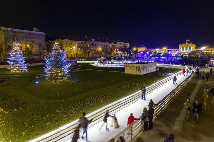 Zagreb. Von 2. Dezember bis 7. Jänner taucht die kroatische Hauptstadt Zagreb kopfüber in das Weihnachtsfest ein, denn da wird die erste Adventskerze auf dem Ban-Jelačić-Platz angezündet. Im Zentrum sind die Bäume und Häuser mit Lichterketten geschmückt, weihnachtliche Klänge hallen durch die Straßen, an Marktständen wird Glühwein ausgeschenkt oder weihnachtliche Köstlichkeiten geboten, sogar einen Eispark auf dem König-Tomislav-Platz gibt es. Advent für die ganze Familie wird im Zrinjevac Park geboten, Nachhaltigkeit und Design stehen auf dem Fuliranje auf dem Strossmayer-Platz im Mittelpunkt. 