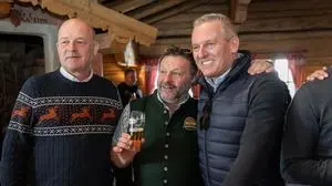 Schladmings Bürgermeister Hermann Trinker, Schafalm-Betreiber Reinhard Schütter und Landeshauptmann Mario Kunasek