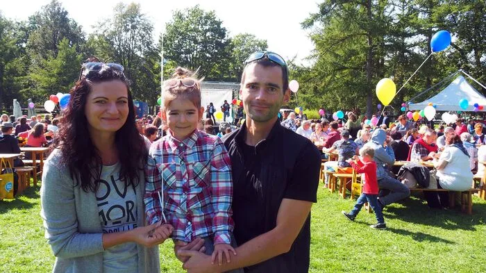 Für die Kinder gab es ein Animationsprogramm mit Musik, Circus, Clowns und Geschicklichkeits-Parcours, die ganze Familie konnte sich bei der Rot-Kreuz-Station kostenlos Kasnudel, Frankfurter und Gulasch holen und auch das Wetter spielte mit. Kurzum: Es war eine gelungene Premiere des ersten Familienfestes des Landes Kärnten, das am Samstag zu Mittag im Klagenfurter Europapark startete.