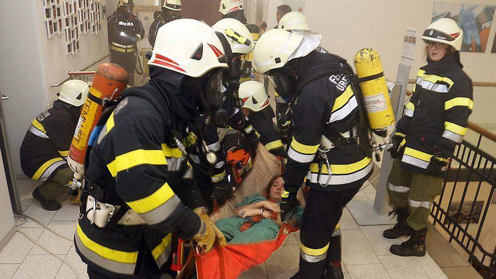 Mit Atemschutz ausgerüstet retteten die Feuerwehrmänner die gespielten Opfer 