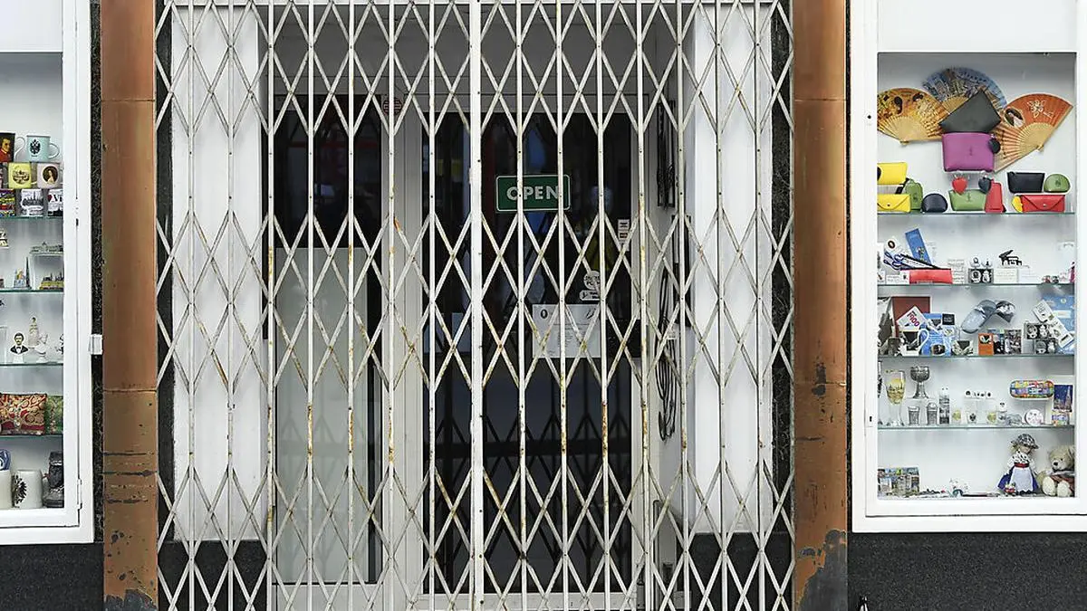 ABD0033_20200315 - WIEN - ÖSTERREICH: Ein geschlossenes Souvenir-Geschäft am Sonntag, 15. März 2020,in Wien. Ab morgen Montag bleiben - zunächst für eine Woche - Geschäfte geschlossen die nicht zur Grundversorgung nötig sind. - FOTO: APA/ROBERT JAEGER