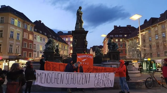 "Menschen schützen! Nicht Grenzen" - unter diesem Motto versammelten sich am frühen Donnerstagabend rund 250 Menschen am Grazer Hauptplatz.