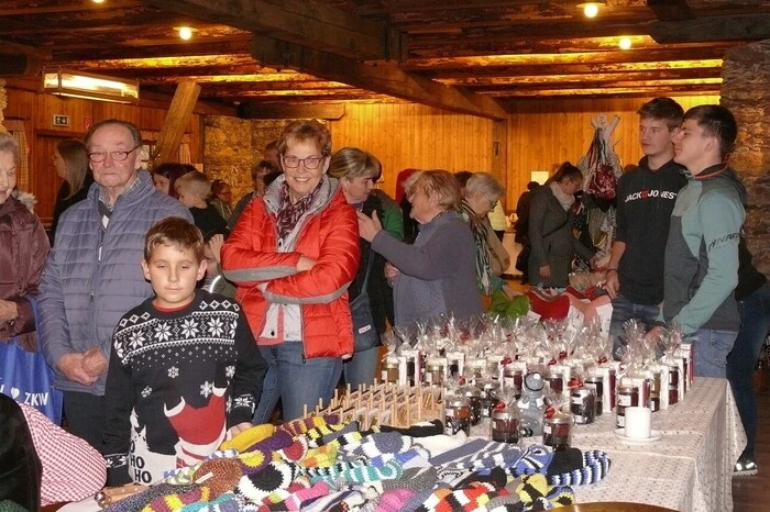 Zahlreiche Besucherinnen und Besucher nutzten die Gelegenheit, um sich in Weihnachtstimmung versetzen zu lassen.