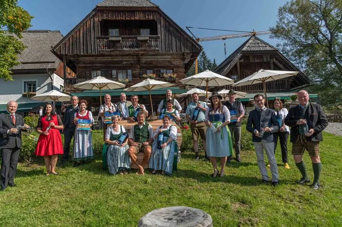 Die Herzbank-Trophäe – gespendet von Steiermark Tourismus und Almholz – war da schon beliebtes Fotomotiv zum Platz nehmen.