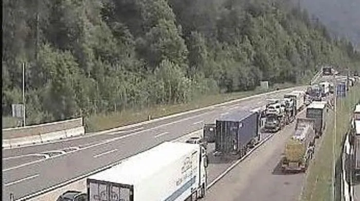 Stau auf der A 9 Richtung Süden nach Unfall im Bosrucktunnel