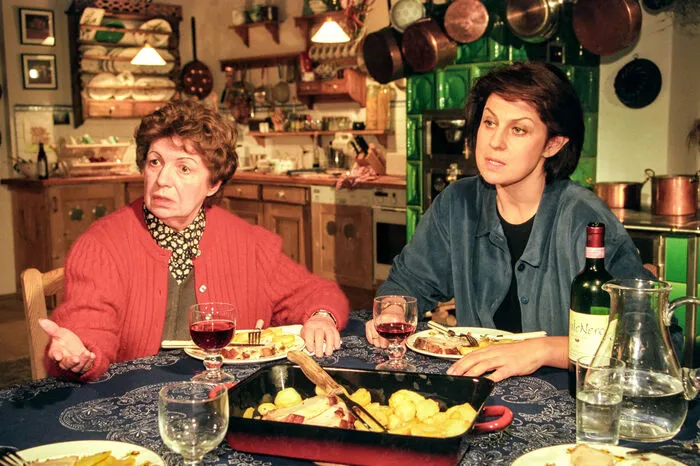 In dem Film schön zu sehen: der grüne Kachelofen, der auch heute noch Zentrum des Raumes ist. Daneben wurde extra eine Küche eingebaut, verrät Franz Wimberger.